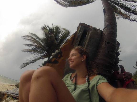 Protegendo-se da forte chuva e vento em um abrigo feito com destroços de espaçonave russa, em Tobago Cays, no sul de São Vicente e Granadinas, no Caribe